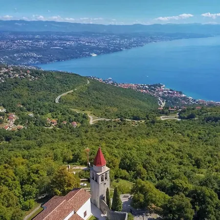 With A Terrace Forest Lullula Veprinac